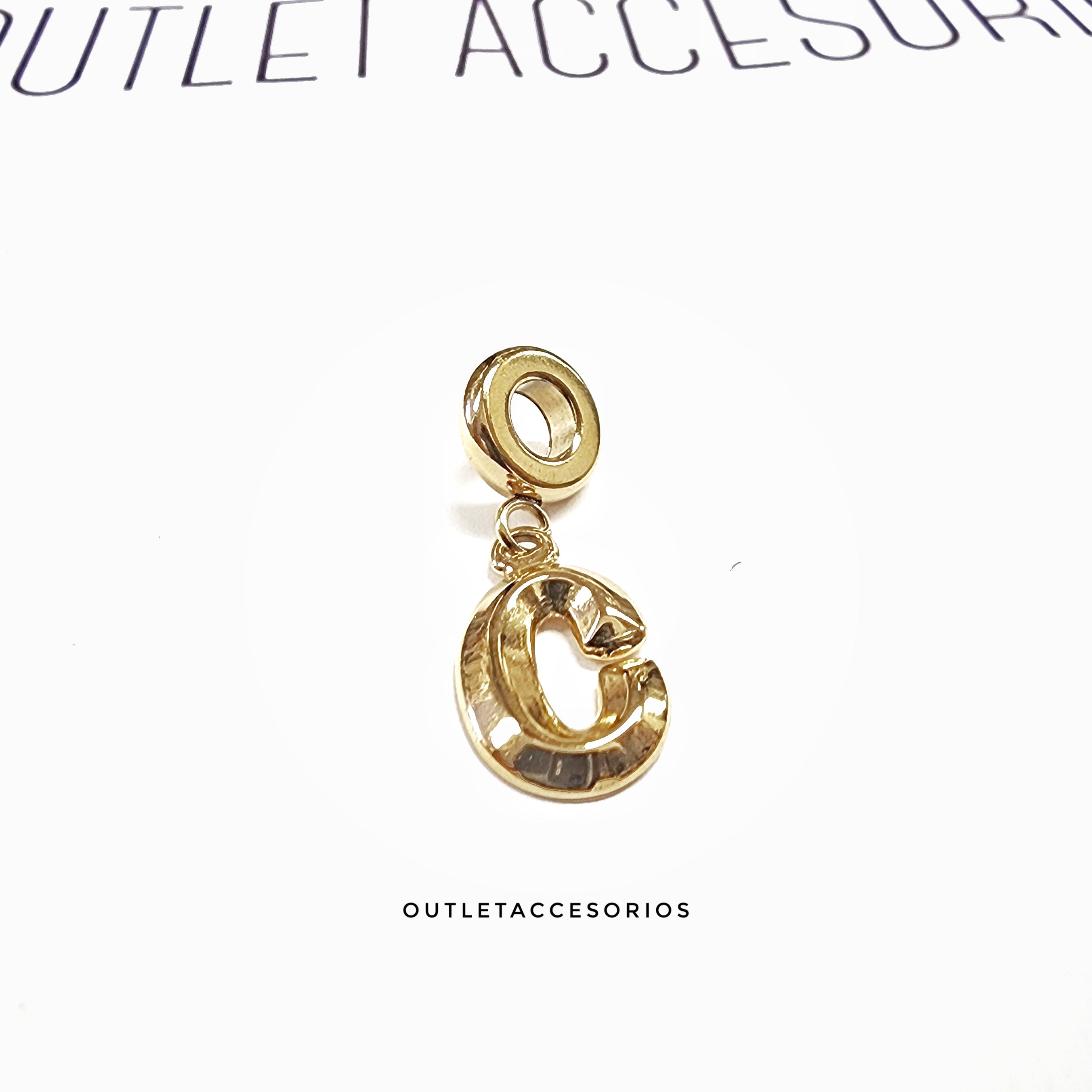 Charms Letra "C" Dorado