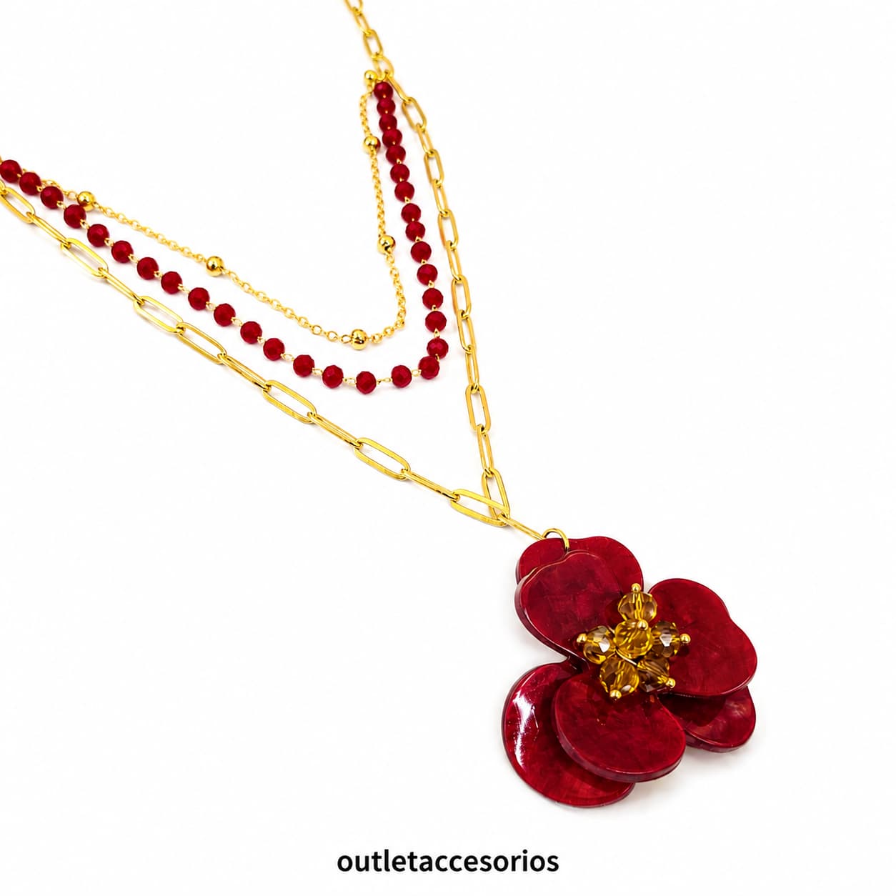 Collar dorado de acero quirúrgico con colgante de flor roja, cadenas múltiples y detalles de cristales sobre maniquí blanco.