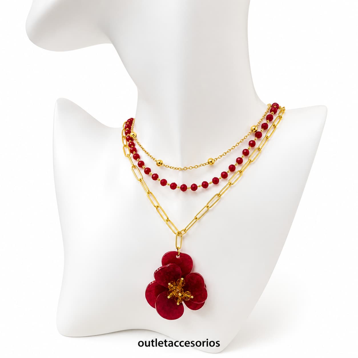 Collar dorado de acero quirúrgico con colgante de flor roja, cadenas múltiples y detalles de cristales sobre maniquí blanco.