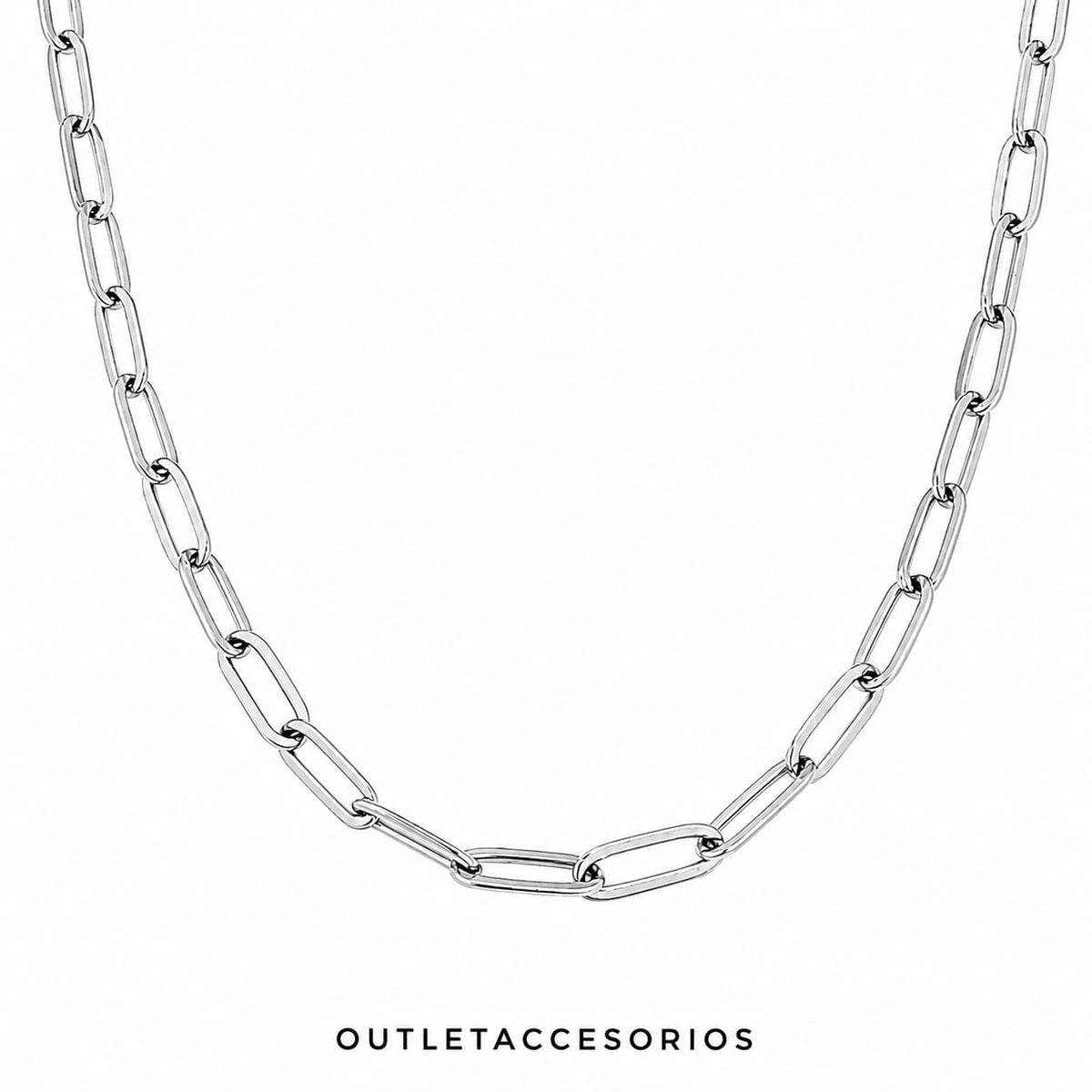 Collar plateado para mujer con eslabones tipo paperclip. Diseño moderno, elegante y versátil para complementar tus looks.